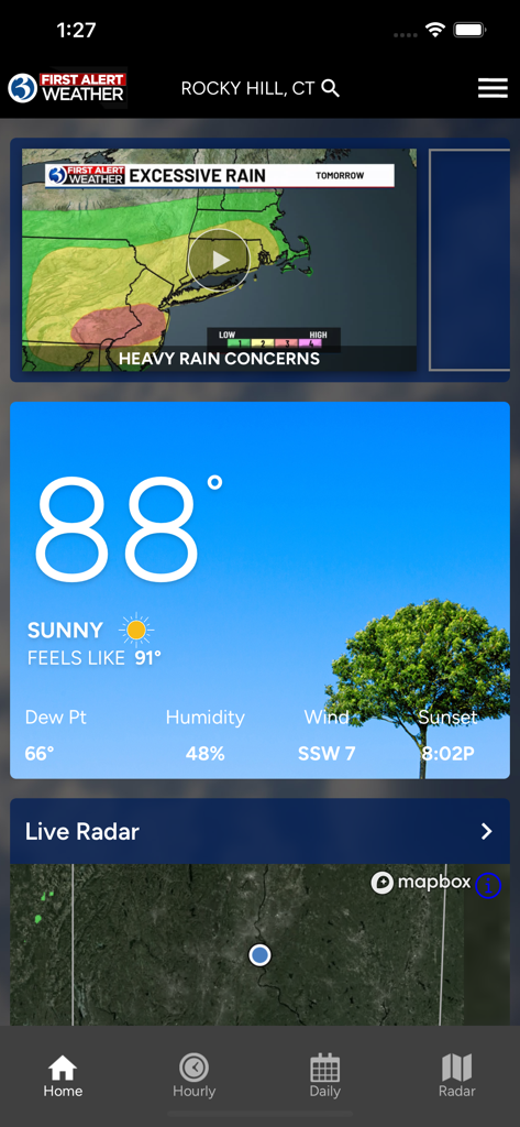 Interfaz de la aplicación WFSB First Alert Weather que muestra un pronóstico soleado para Rocky Hill Connecticut y un mapa de alerta de preocupación por fuertes lluvias