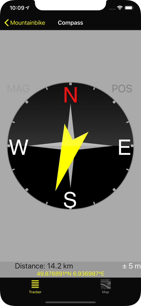 GPS Tracker Tool - Interfaccia della bussola dell'app Strumento Tracker GPS che mostra distanza e coordinate per un tracker per mountain bike