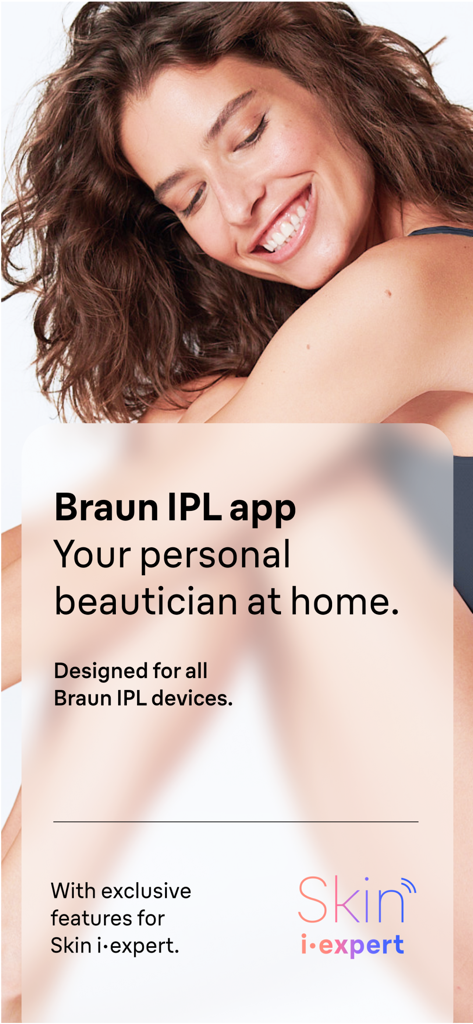 Una mujer sonriente con piel suave promocionando la app Braun IPL como tu esteticista personal en casa