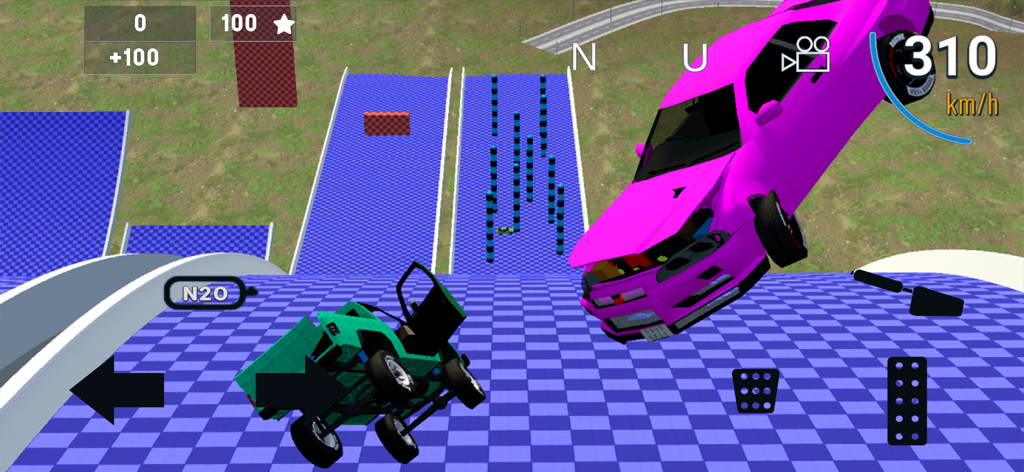 Vehicle Crash Test Simulator - Un coche deportivo rosa y un camión verde volcando sobre una rampa a cuadros azules a alta velocidad