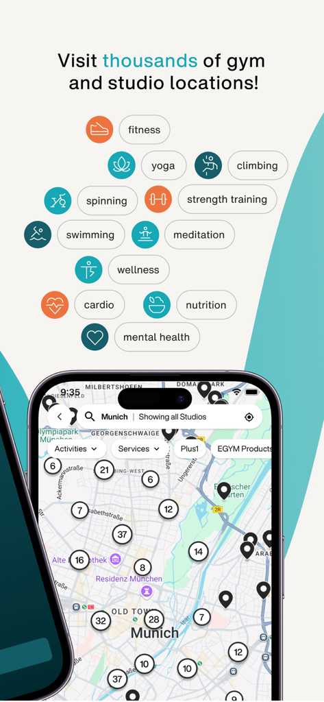 Pantalla de la aplicación EGYM Wellpass mostrando varias categorías de fitness como yoga y escalada sobre un mapa con numerosas ubicaciones de estudios.