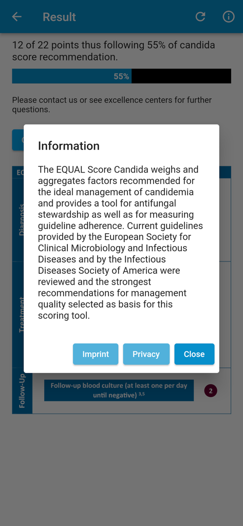 Pantalla de resultados de la aplicación EQUAL Score Candida que muestra una puntuación de adherencia a las guías clínicas y una ventana emergente de información.