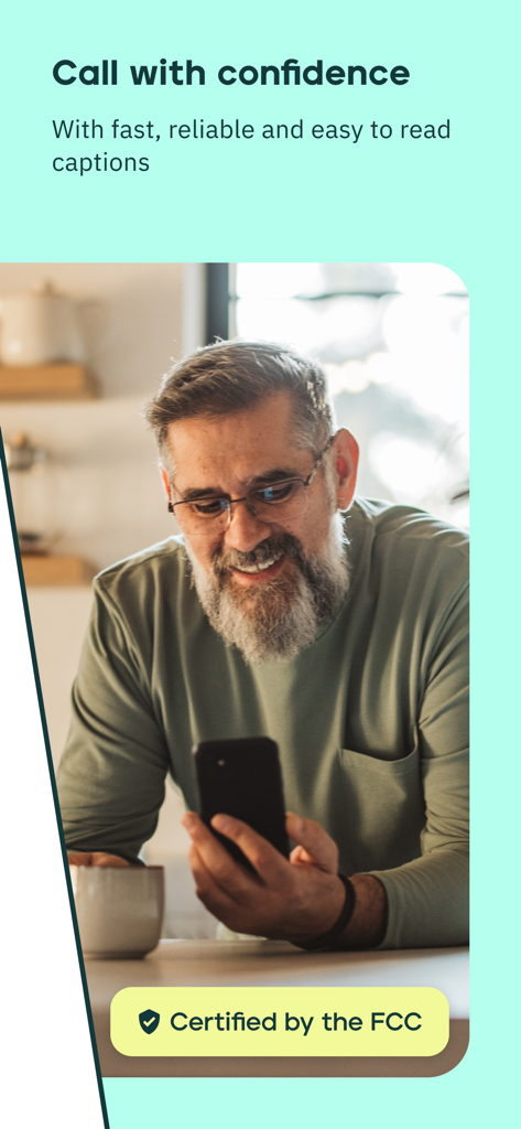 Hombre mayor sonriendo y utilizando la aplicación Rogervoice para llamadas con subtítulos con una insignia de certificación de la FCC.