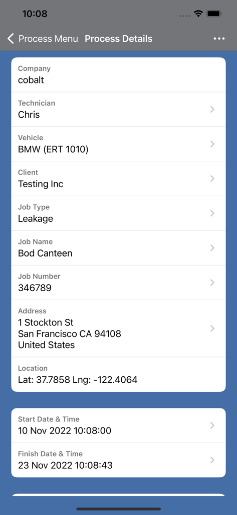 Pipelayer - Un écran d'application mobile affichant les détails du chantier, y compris le nom du technicien, l'identification du véhicule, les informations du client et les données de localisation GPS.