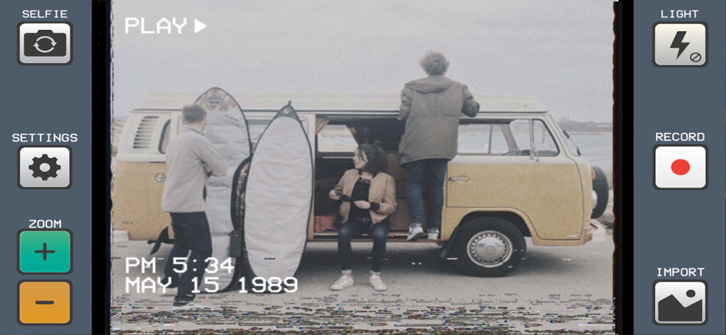 L'app VHS Cam mostra un effetto video vintage con amici vicino a un furgone giallo e un timbro della data retrò.