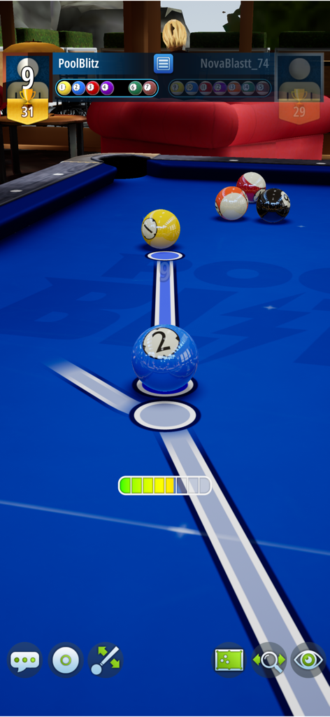 Uno screenshot del gameplay di Pool Blitz in modalità verticale che mostra una grafica 3D realistica e una guida di mira su un tavolo blu.