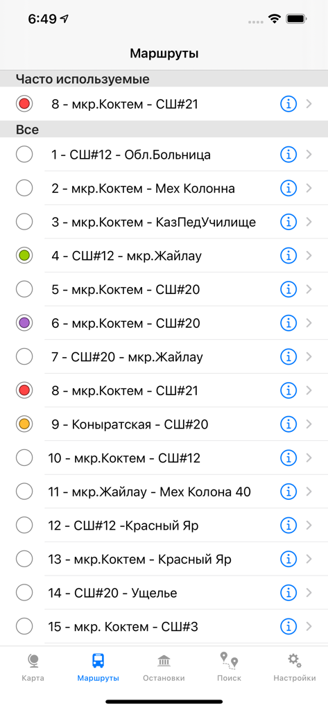 Interface do aplicativo Infobus Mobile mostrando uma lista de rotas de ônibus públicas com números de rota e nomes de destino em russo.