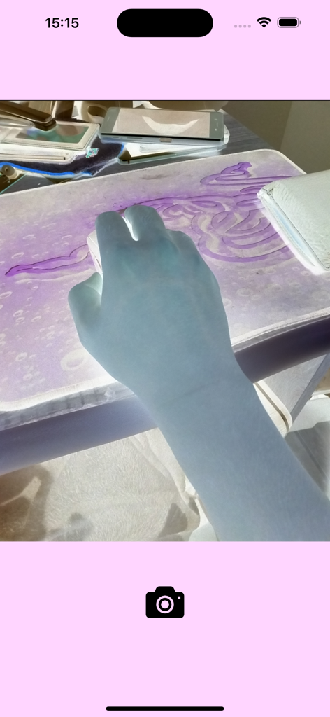 Negative Image Camera - Mano con colores azules invertidos mostrada en la interfaz de la app Cámara de Imagen Negativa