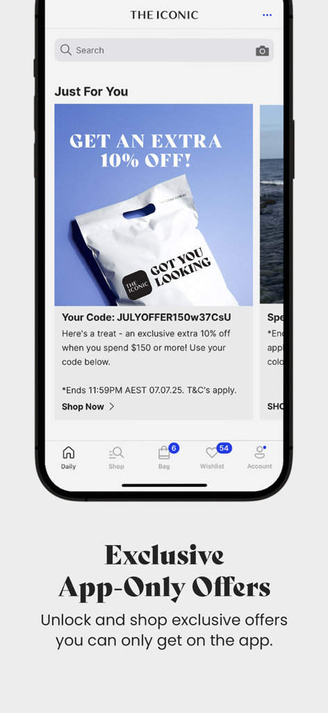 Um ecrã móvel da app de moda THE ICONIC mostrando descontos exclusivos para a app e ofertas personalizadas.