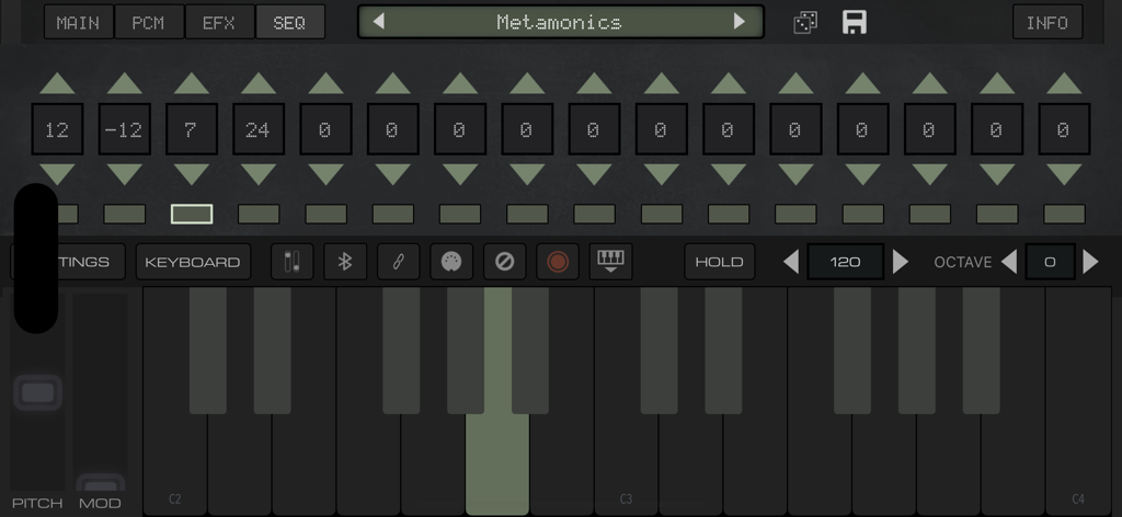 Digitale Benutzeroberfläche der King of FM Synthesizer-App mit einer Klaviatur und Bedienelementen für Soundparameter