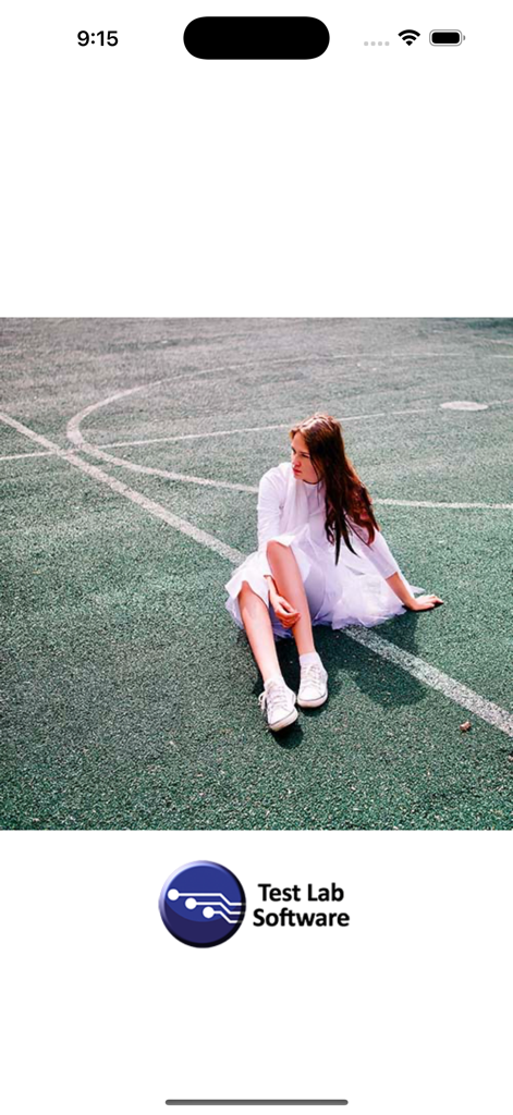 photo-meme - Tela do aplicativo photo-meme mostrando uma mulher de vestido branco em um campo esportivo e o logotipo do desenvolvedor