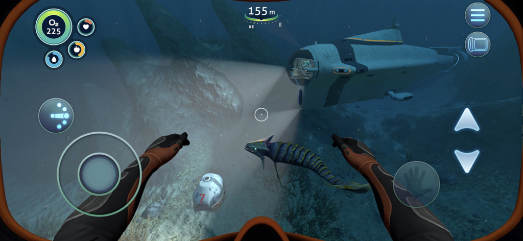 Subnautica - Vista in prima persona dell'esplorazione subacquea in Subnautica mobile che mostra un sottomarino e pesci alieni