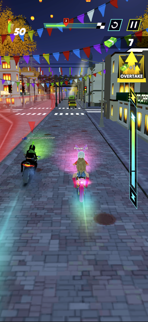 Wild Wheels: Bike Race - Dos motocicletas compitiendo en una calle de ciudad decorada por la noche con luces y pancartas coloridas.