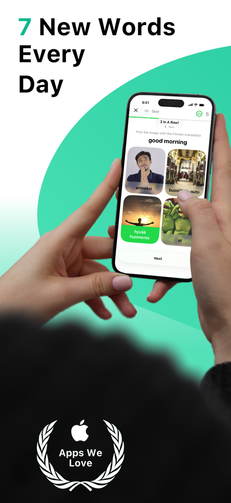 LENGOアプリのフィンランド語の語彙クイズを表示しているスマートフォンを持つ手。ヘッダーは「毎日7つの新しい単語」