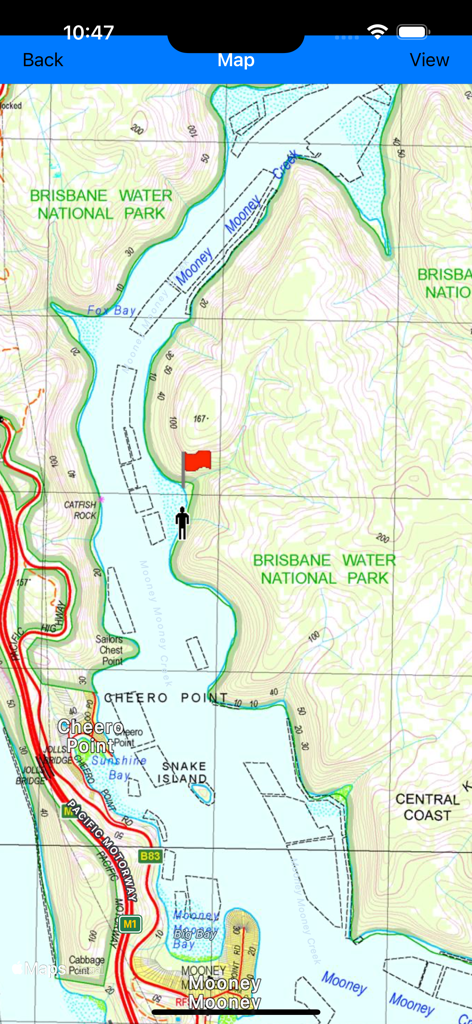 Una interfaz de mapa topográfico en la aplicación Handy GPS que muestra detalles del terreno, puntos de referencia y la ubicación del usuario