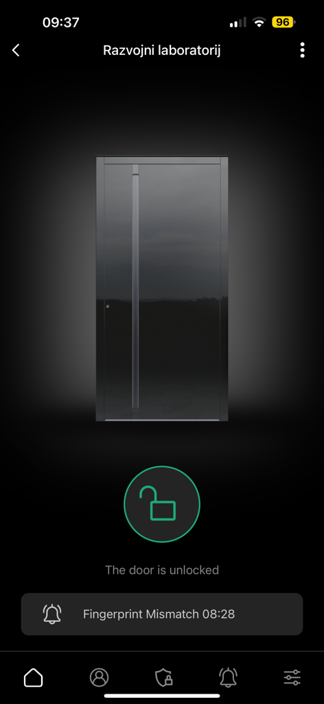 Pirnar app interface showing a luxury door in unlocked status and a fingerprint mismatch notification