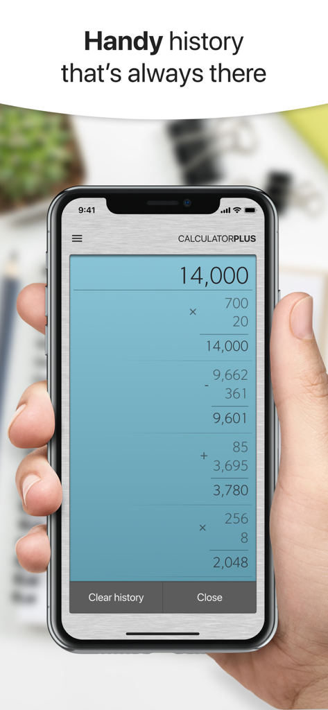 Calculator Plus - PRO - Mano sosteniendo un teléfono inteligente que muestra el registro del historial de cálculos en la aplicación Calculator Plus