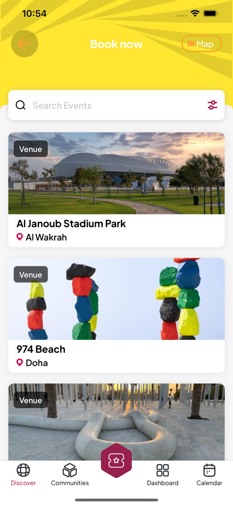 Ein mobiler Bildschirm aus der QSFA-App, der eine Liste von Sportstätten zur Buchung zeigt, darunter Al Janoub Stadium Park und 974 Beach in Katar.