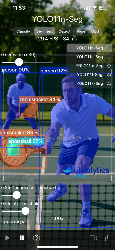 Ultralytics YOLO - Aplicativo Ultralytics YOLO demonstrando segmentação de objetos em tempo real em uma quadra de tênis, identificando jogadores e equipamentos.