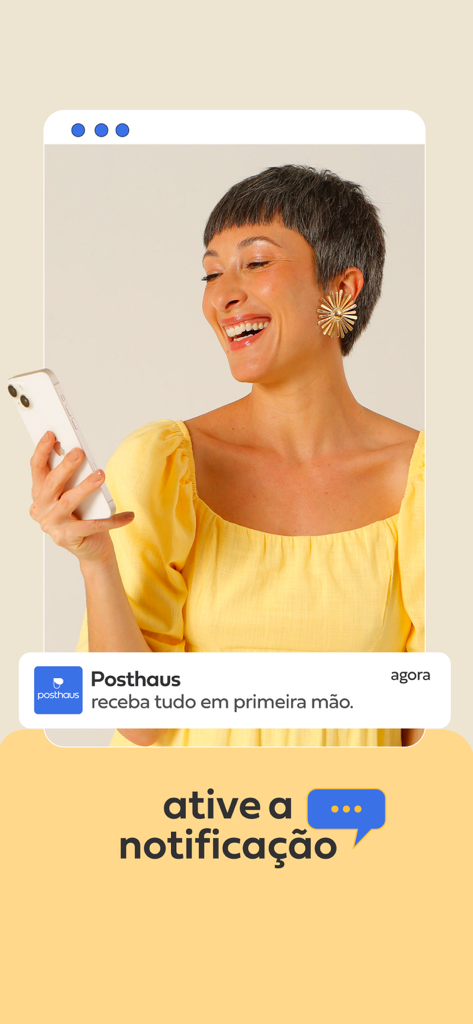 Posthaus - Una donna sorridente tiene uno smartphone che mostra una notifica dell'app Posthaus con una call to action per attivare gli avvisi.