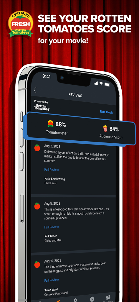 Fandango - Get Movie Tickets - Screenshot dell'app Fandango che mostra i punteggi e le recensioni della critica di Rotten Tomatoes su uno smartphone con uno sfondo di tenda da teatro.