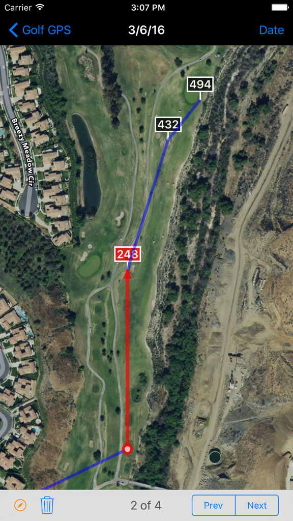 Golf GPS - ヤードマーカーと距離追跡線が表示されたゴルフコースのホールの衛星ビュー