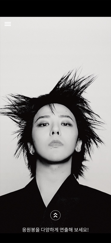G-DRAGON Official Light Stick - Black and white artistic portrait of G-DRAGON on the official light stick app home screen