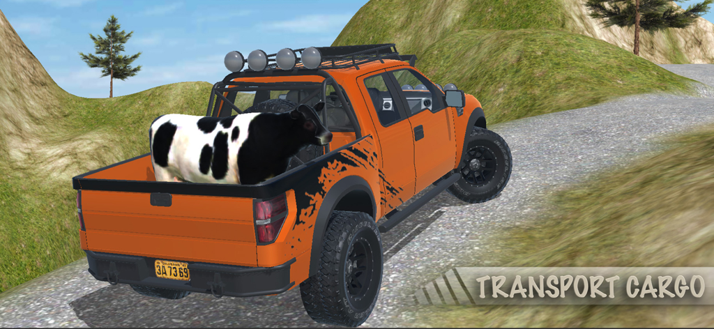 OffRoad 4x4: Parking Game - Camión pickup 4x4 anaranjado transportando una vaca por un camino de tierra montañoso