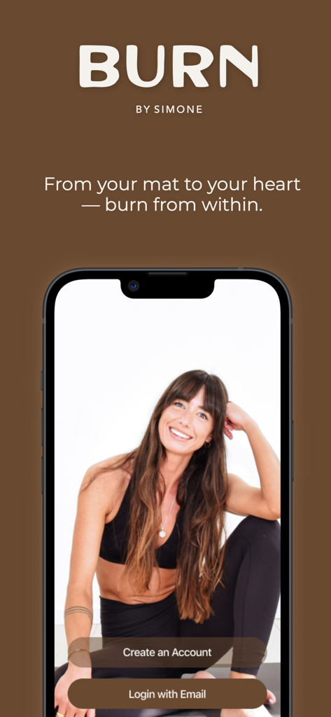 Écran d'accueil de l'application BURN BY SIMONE présentant une instructrice de fitness souriante et des options de connexion.