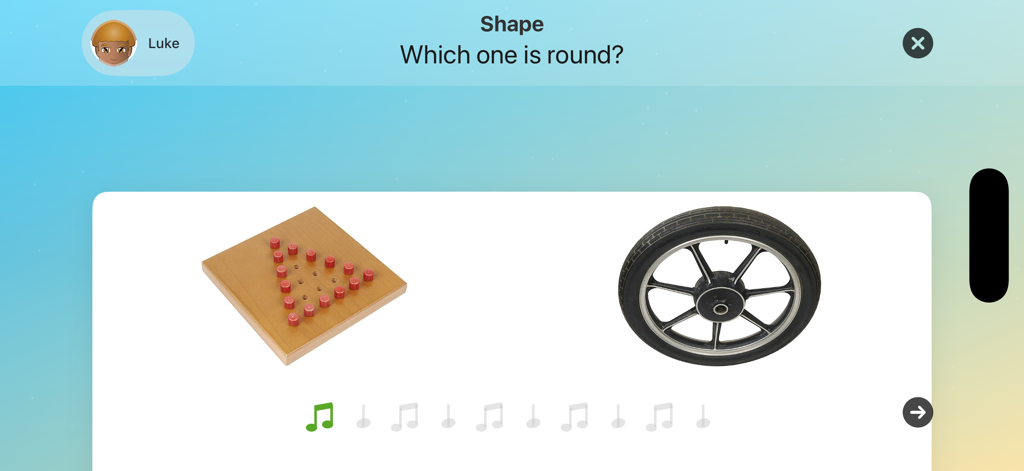 Adjective Remix - Una captura de pantalla de la aplicación Adjective Remix mostrando una tarea de identificación de formas preguntando ¿Cuál es redondo con imágenes de un tablero de clavijas cuadrado y una rueda de bicicleta.