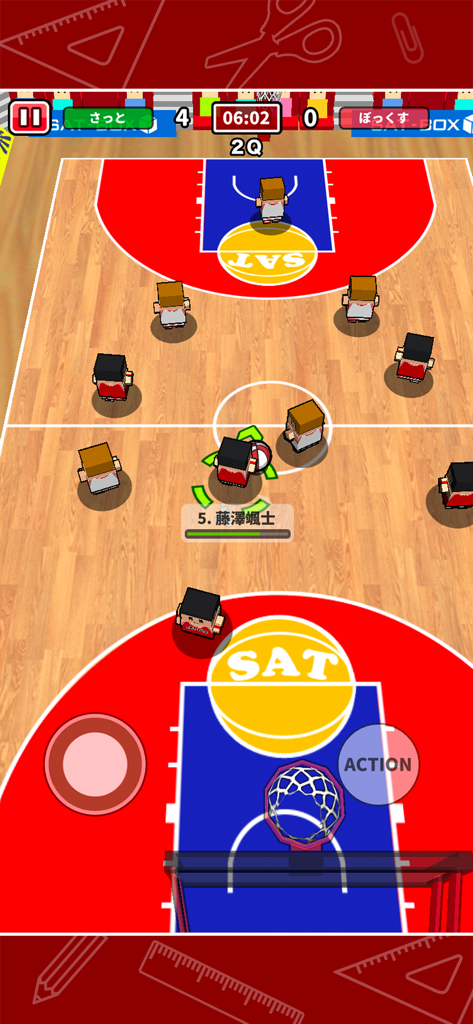 Screenshot dall'alto di personaggi stilizzati che giocano a pallacanestro su un campo a tema scrivania con controlli virtuali