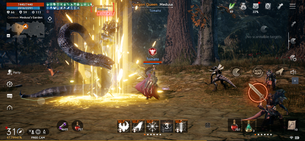 Lineage2M - Jugabilidad de Lineage2M que muestra a un personaje jugador luchando contra la jefa Medusa, Reina de las Górgonas, con vibrantes efectos de combate dorados