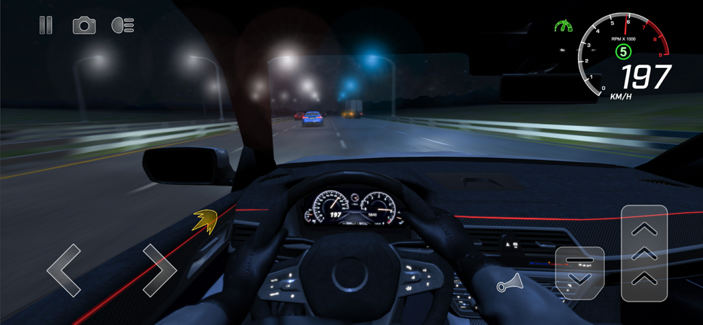 Traffic Racer Pro: Car Racing - Visão em primeira pessoa do interior do cockpit de um carro correndo em uma estrada noturna em alta velocidade em Traffic Racer Pro.
