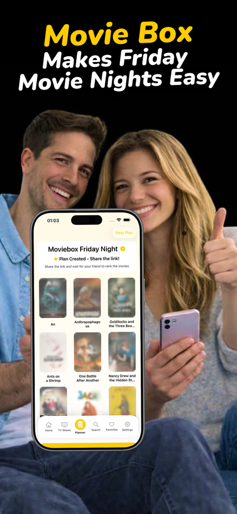 Ein glückliches Paar nutzt die Movie Box App, um ihren Freitag-Filmabend zu koordinieren
