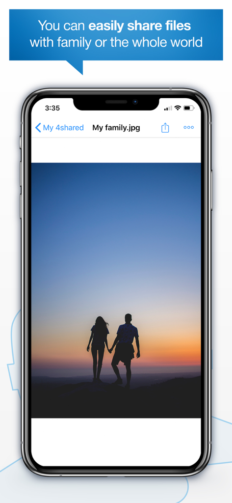 Interfaz de la aplicación 4shared Mobile mostrando una foto compartida de una familia al atardecer
