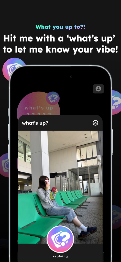 ターミナルの席に座っている友達の写真が表示されたwhooアプリの「元気？」機能を表示するスマートフォン画面