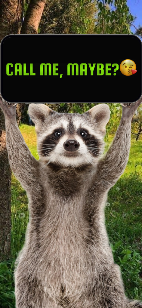Led Banner - Led Running Text - かわいいアライグマが「Call Me Maybe」という緑のLEDスクロールメッセージが表示されたスマートフォンを持っている。