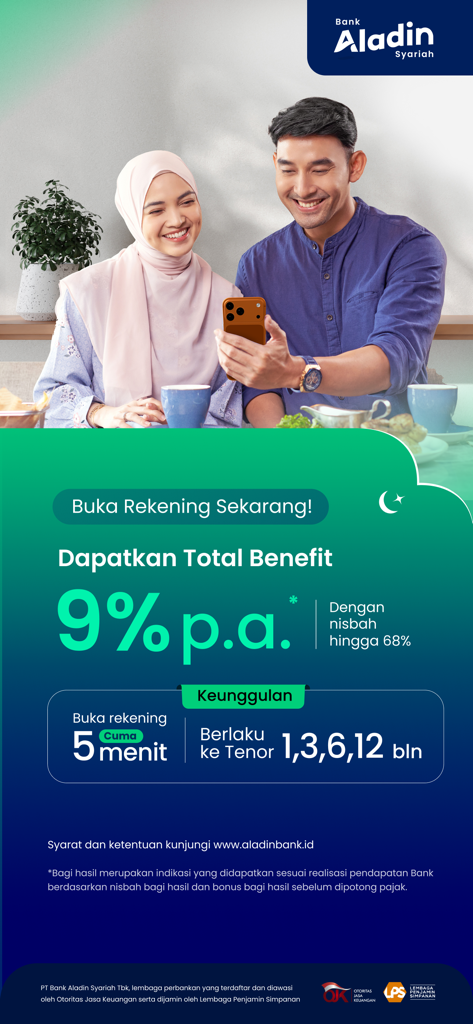 Aladin Bank Syariahモバイルアプリを使用しながら笑顔の若いカップル