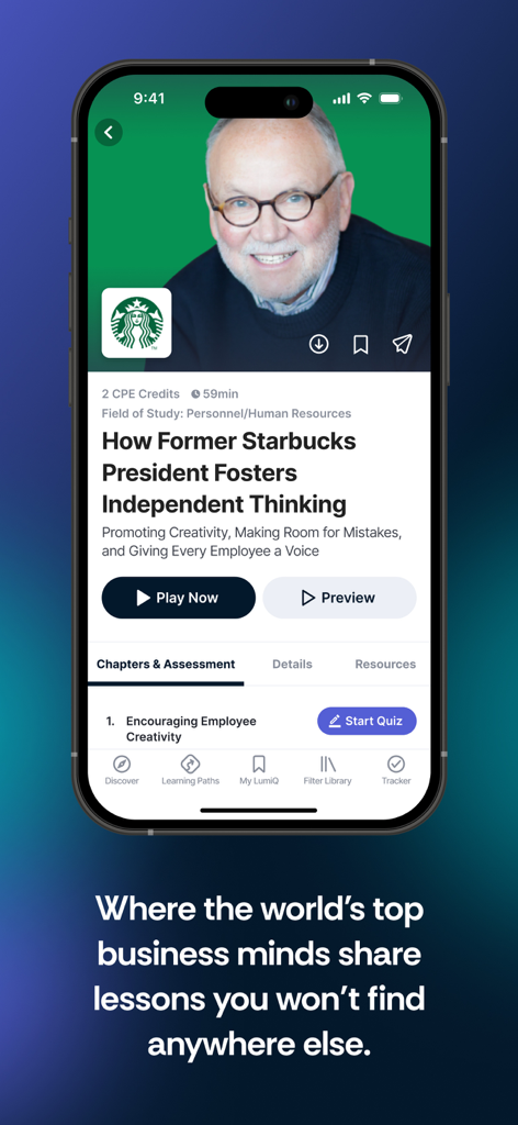 Pantalla de la aplicación móvil LumiQ que muestra un episodio de podcast con el ex presidente de Starbucks para ganar créditos CPE profesionales