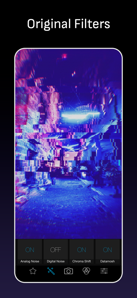 Glitch Art Studio: Cam Effects - Interfaz de la aplicación Glitch Art Studio que muestra filtros originales como Ruido Analógico y Datamosh aplicados a una foto de una calle de ciudad con una estética cyberpunk