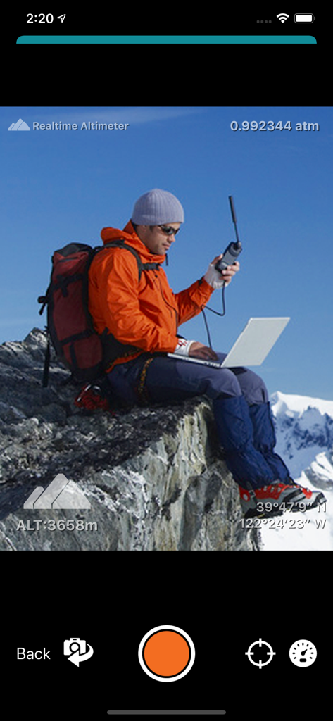 Appareil photo à filigrane de l'application Altimètre en temps réel montrant un randonneur sur une montagne enneigée avec des données d'altitude et de GPS