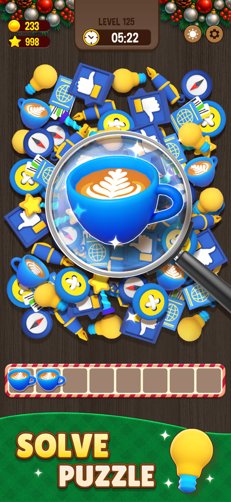 Captura de pantalla del juego de Match Triple 3D con una lupa resaltando una taza de café azul entre varios íconos.