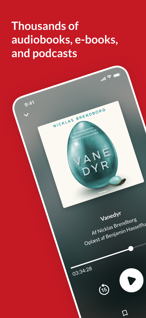 Saxo: Audiobooks & E-books - Smartphone che visualizza l'interfaccia del lettore di audiolibri Saxo con uno sfondo rosso e testo che evidenzia migliaia di titoli.