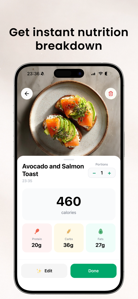 Caloree: AI Calorie Counter - Captura de pantalla de la aplicación Caloree que muestra el desglose nutricional por IA para tostada de aguacate y salmón con conteo de calorías y macros