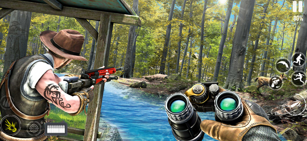 Deer Hunter Hunting Games - Un cazador sosteniendo un rifle de francotirador y usando binoculares para rastrear vida silvestre en un bosque cerca de un arroyo.