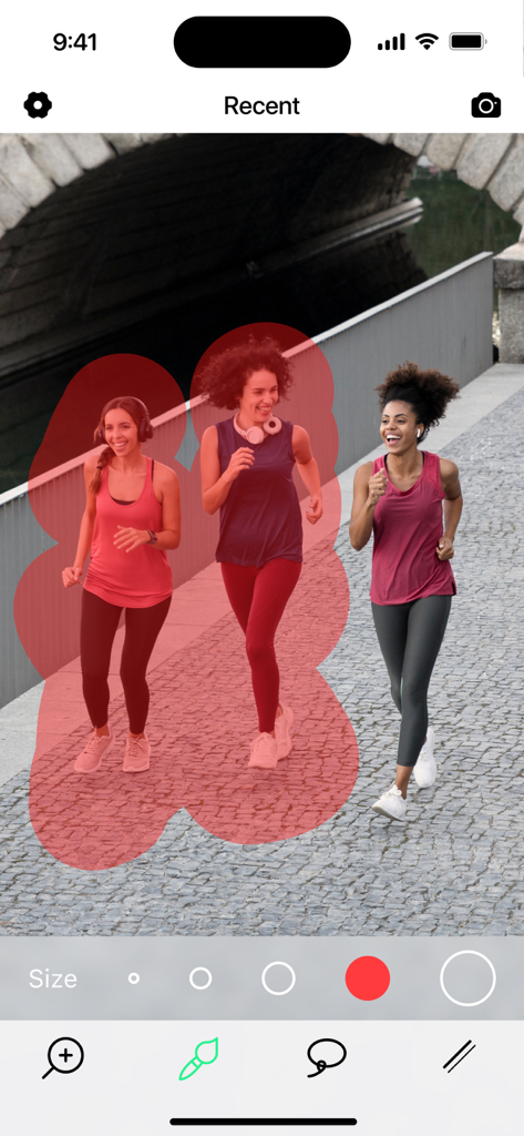 Interfaz de la aplicación móvil que muestra la selección de dos personas para ser eliminadas de una foto usando una herramienta de borrador IA.