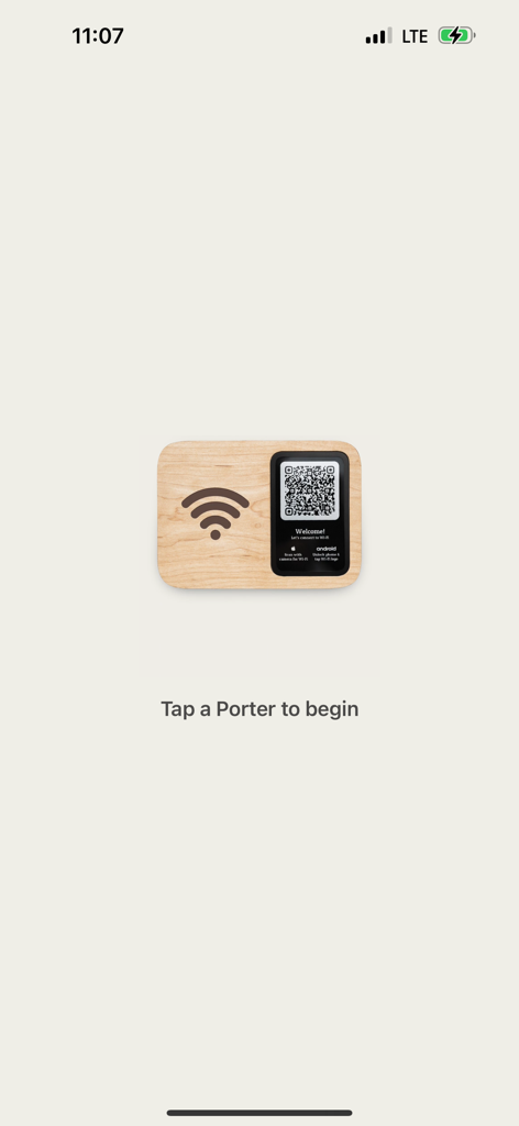 Una pantalla de aplicación móvil con un ícono de wifi porter de madera y la instrucción de tocar un porter para comenzar