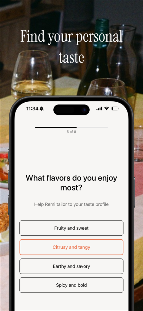 Remi: Wine for Fun People - レミアプリのモバイル画面で、フルーティー、シトラス、アーシー、スパイシーなワインプロファイルなどのオプションで、最も好きなフレーバーは？と質問しています。