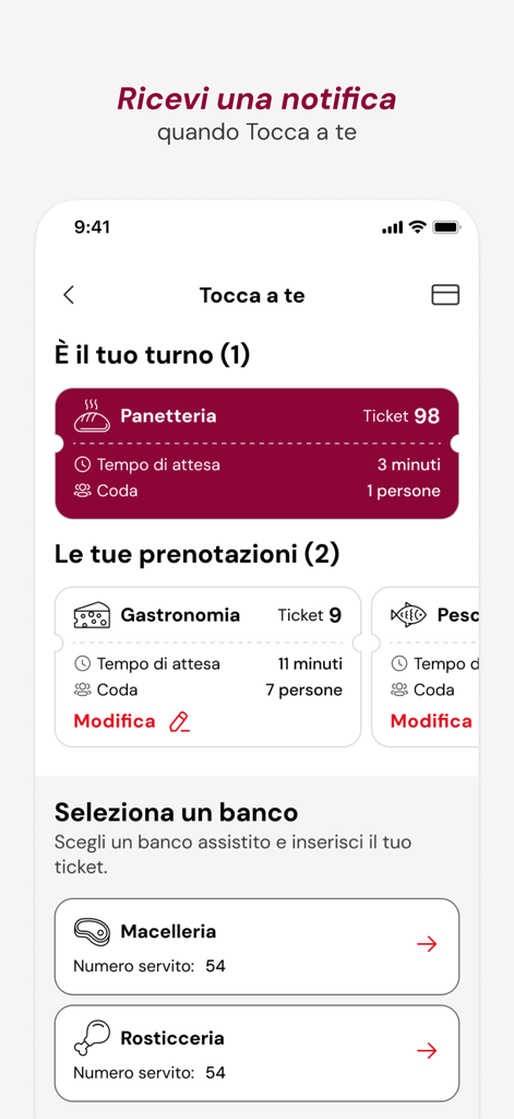 Interfaccia dell'app mobile che mostra code digitali e tempi di attesa stimati per i banchi servizio del supermercato come panetteria e gastronomia.