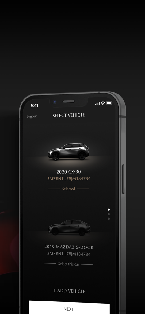 2020 CX-30と2019 Mazda3の車両が表示されたMyMazdaアプリの選択車両メニューを表示するスマートフォン画面。